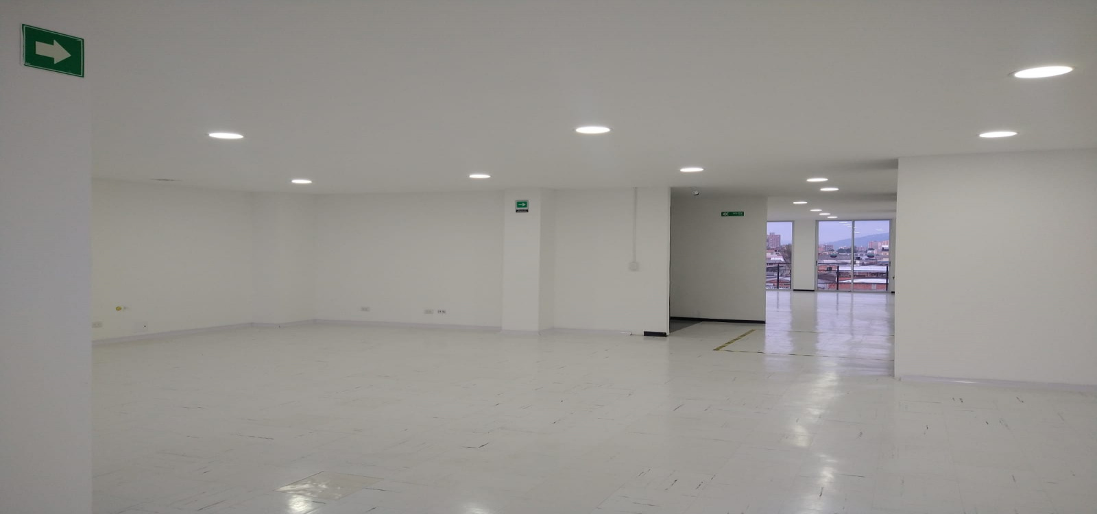 17-32 161, Bogotá, Norte, Toberin, ,2 BathroomsBathrooms,Locales,Arriendo,161,3948